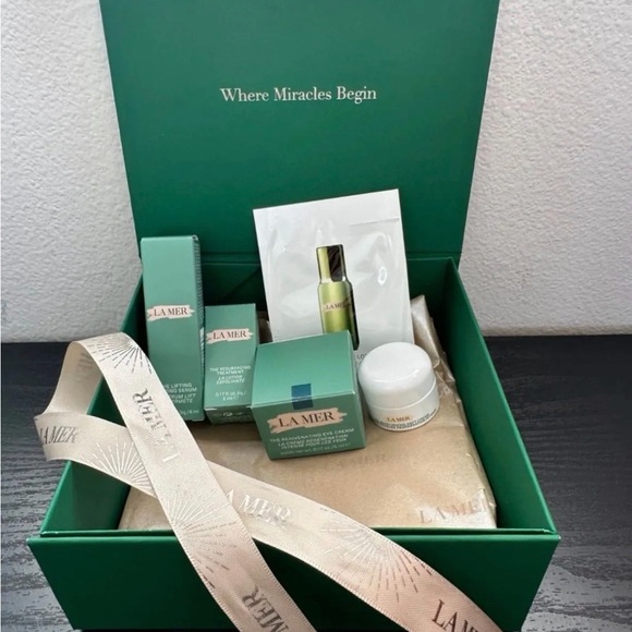 La Mer Other - La Mer Skincare Gift Set - Green & Cream Accents